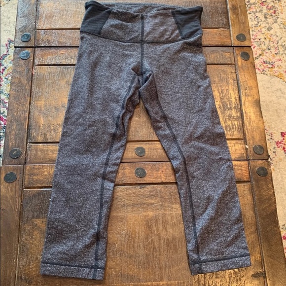 Lululemon crops - Picture 1 of 3